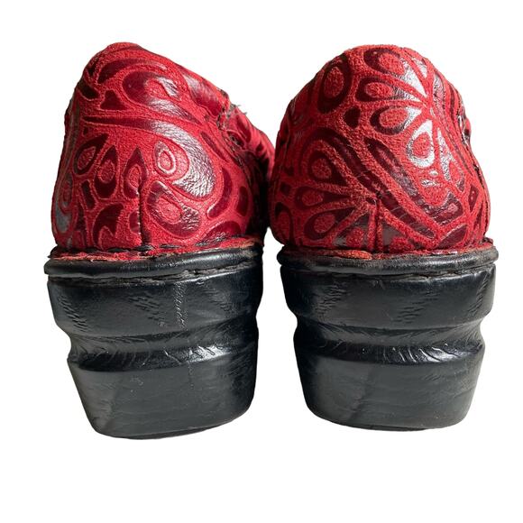 Women's BOC Size 7 Red Leather Pattern Clogs Comfort Shoes Festival Boho Hippie - Picture 4 of 8